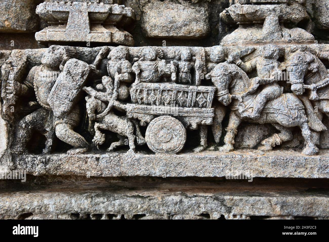 Steinschnitzerei von Karren und Pferd am chennakeshava Tempel, somnathpur, mysore, indien Stockfoto
