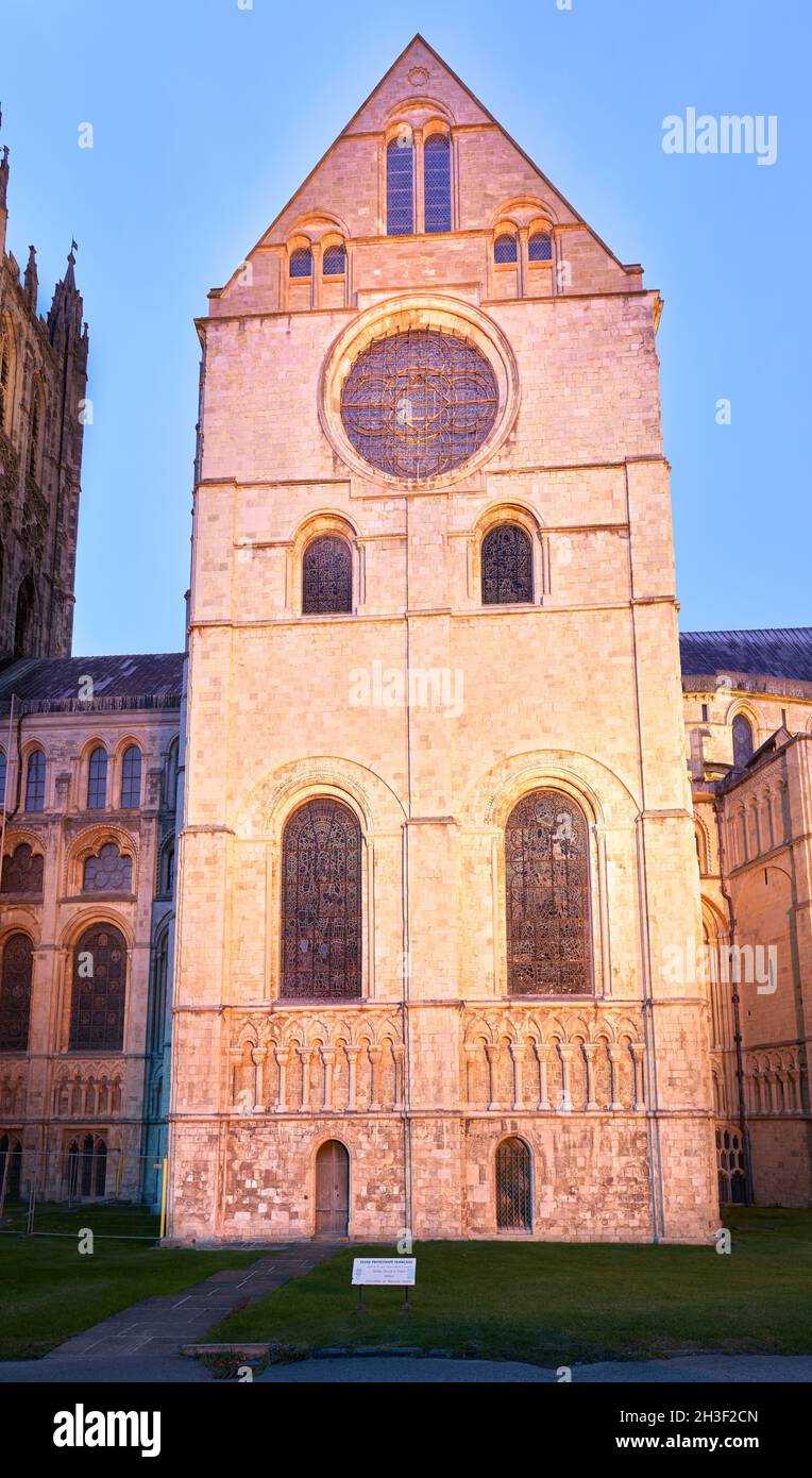 Flutlichtdurchflutete südöstliche Querschiffe der Kathedrale in Canterbury, England. Stockfoto