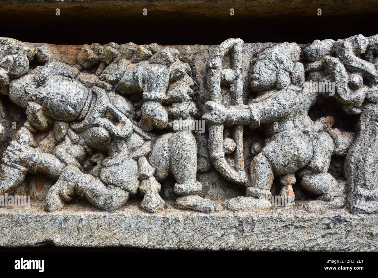 Steinschnitzerei des Krieges mit Bogen am chennakeshava Tempel, somnathpur, mysore, indien. Stockfoto