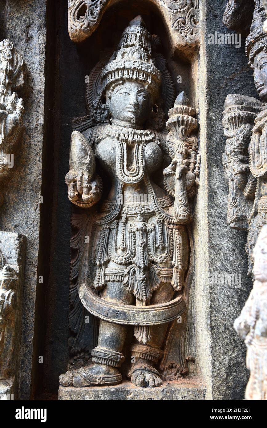 Steinschnitzerei des hinduistischen gottes am chennakeshava Tempel, somnathpur, mysore, indien Stockfoto