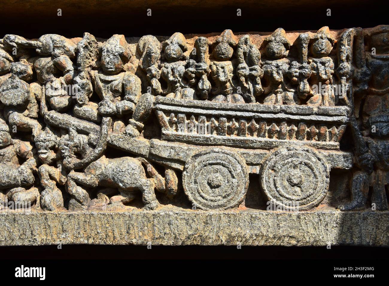 Steinschnitzerei von Karren in somnathpur, mysore, india.this hindu-Tempel ist berühmt für komplizierte Steinschnitzereien. Stockfoto
