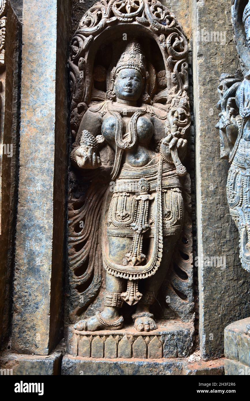 Komplizierte Steinschnitzerei des hinduistischen gottes am chennakeshava Tempel.somnathpur, mysore, indien Stockfoto