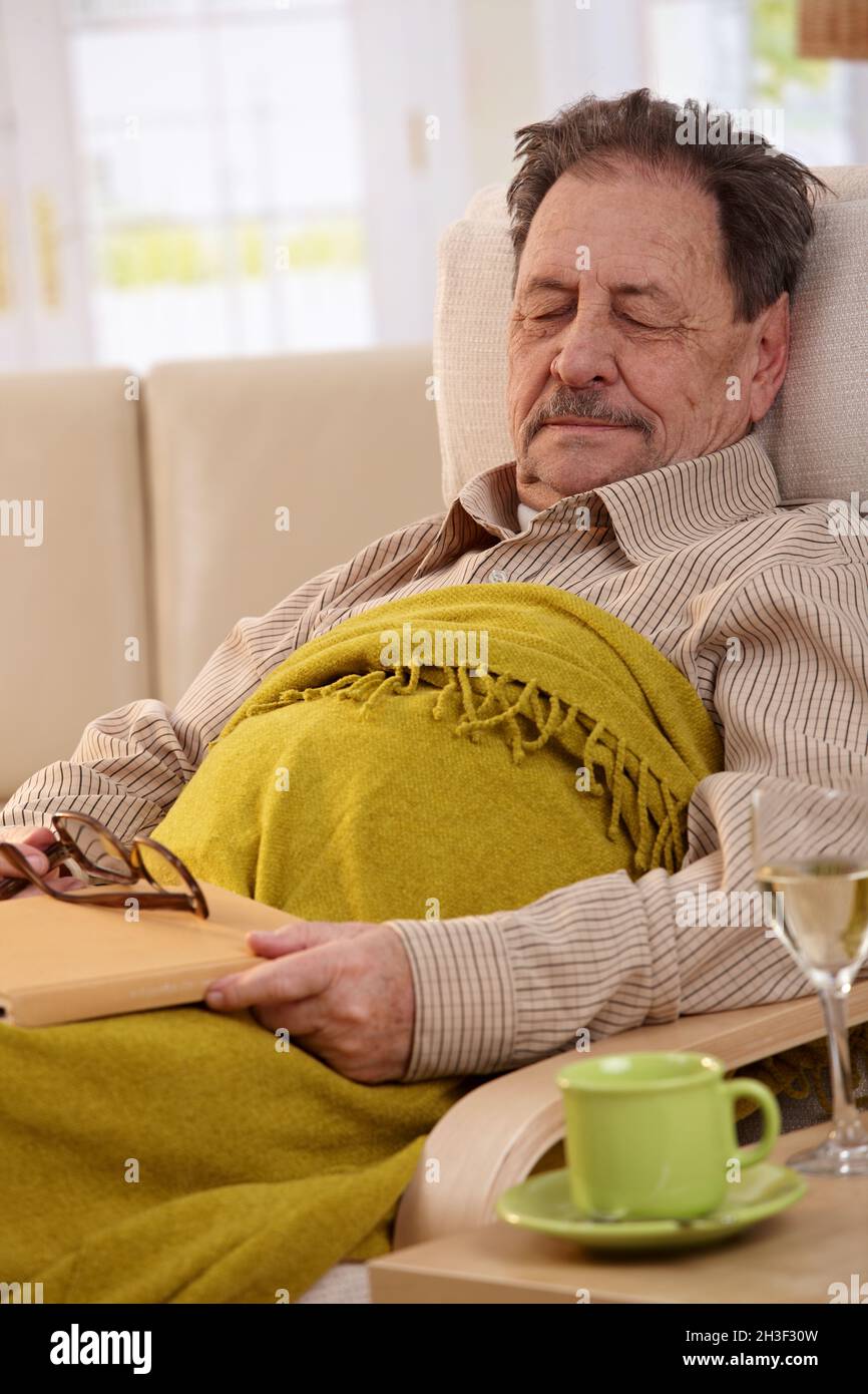 Ältere Mann schlafend im Sessel Stockfoto