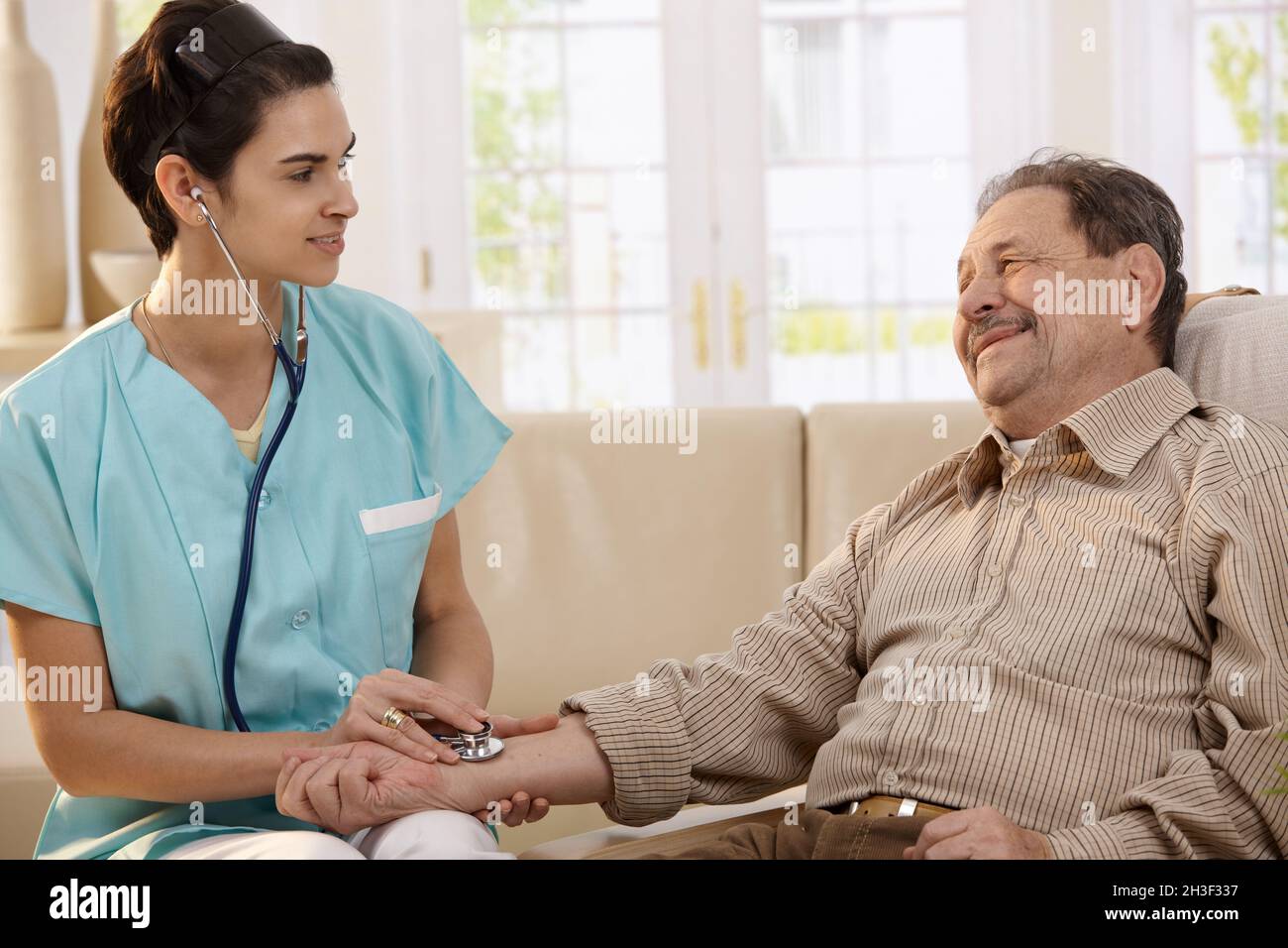 Arzt, der Stethoskop verwendet Stockfoto