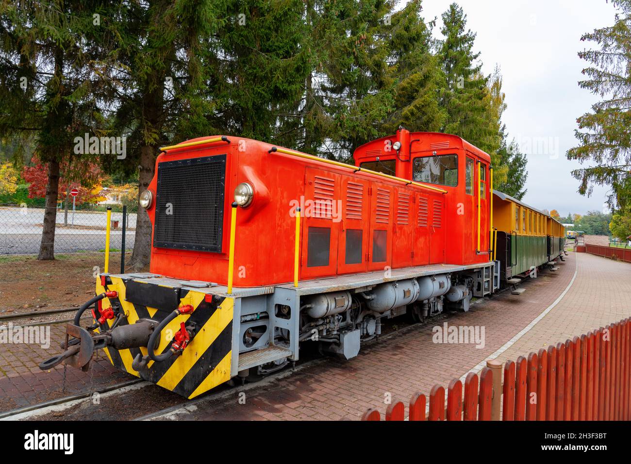 Kleine Schmalspurbahn in Szalajka Tal Szilvasvarad Ungarn . Stockfoto