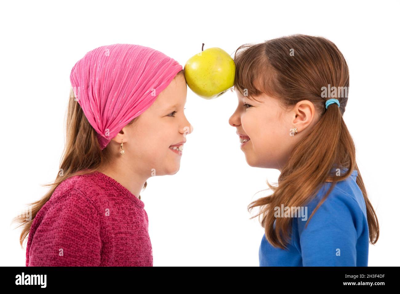 Mädchen mit zwei Apfel Stockfoto