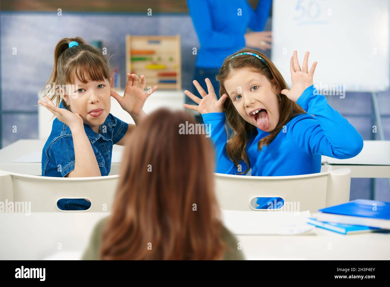 Mädchen ziehen Gesichter in der Klasse Stockfoto