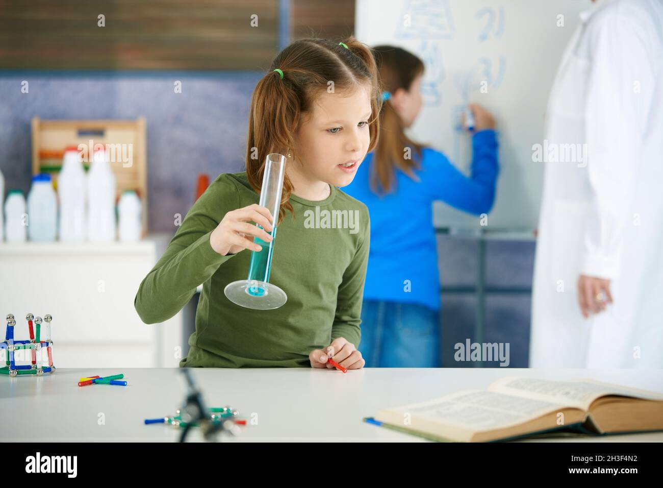 Wissenschaftsklasse an der Grundschule Stockfoto