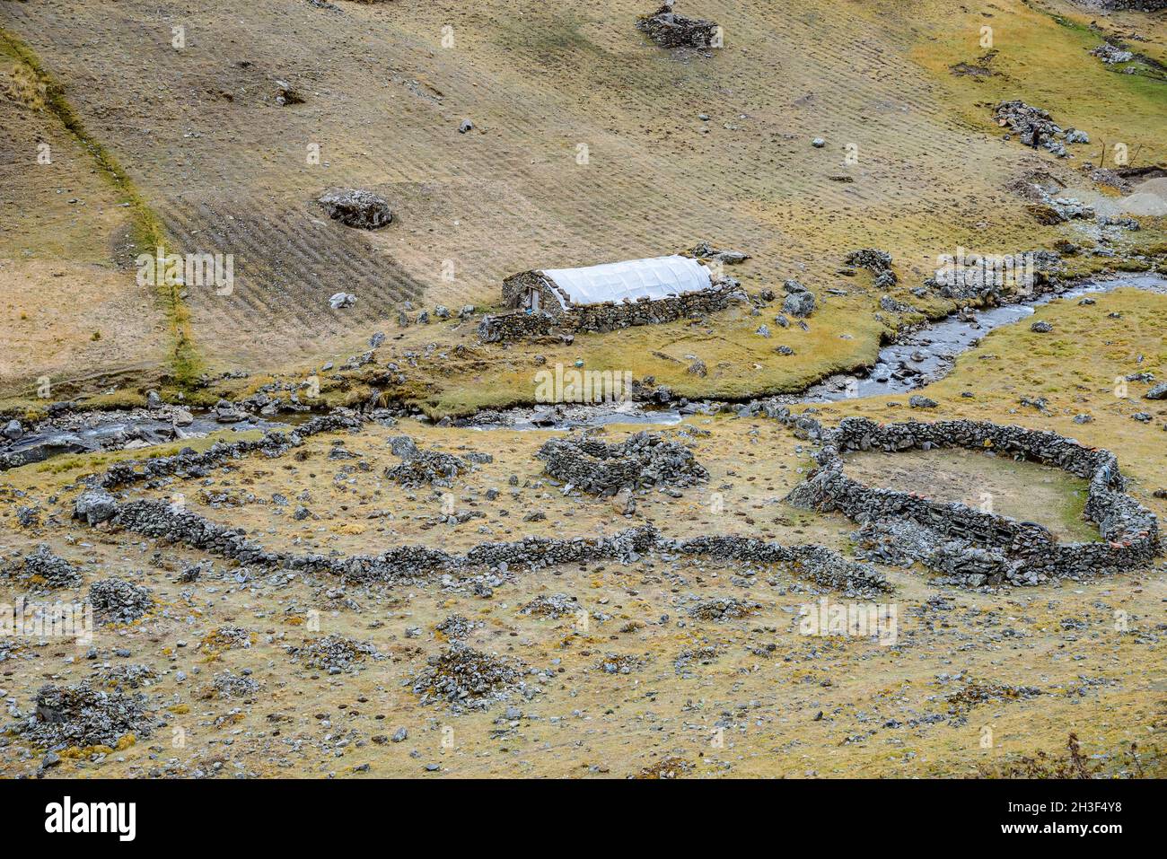 Steinmauern um ein Bauernhaus in den hohen Anden. Cuzco, Peru. Stockfoto