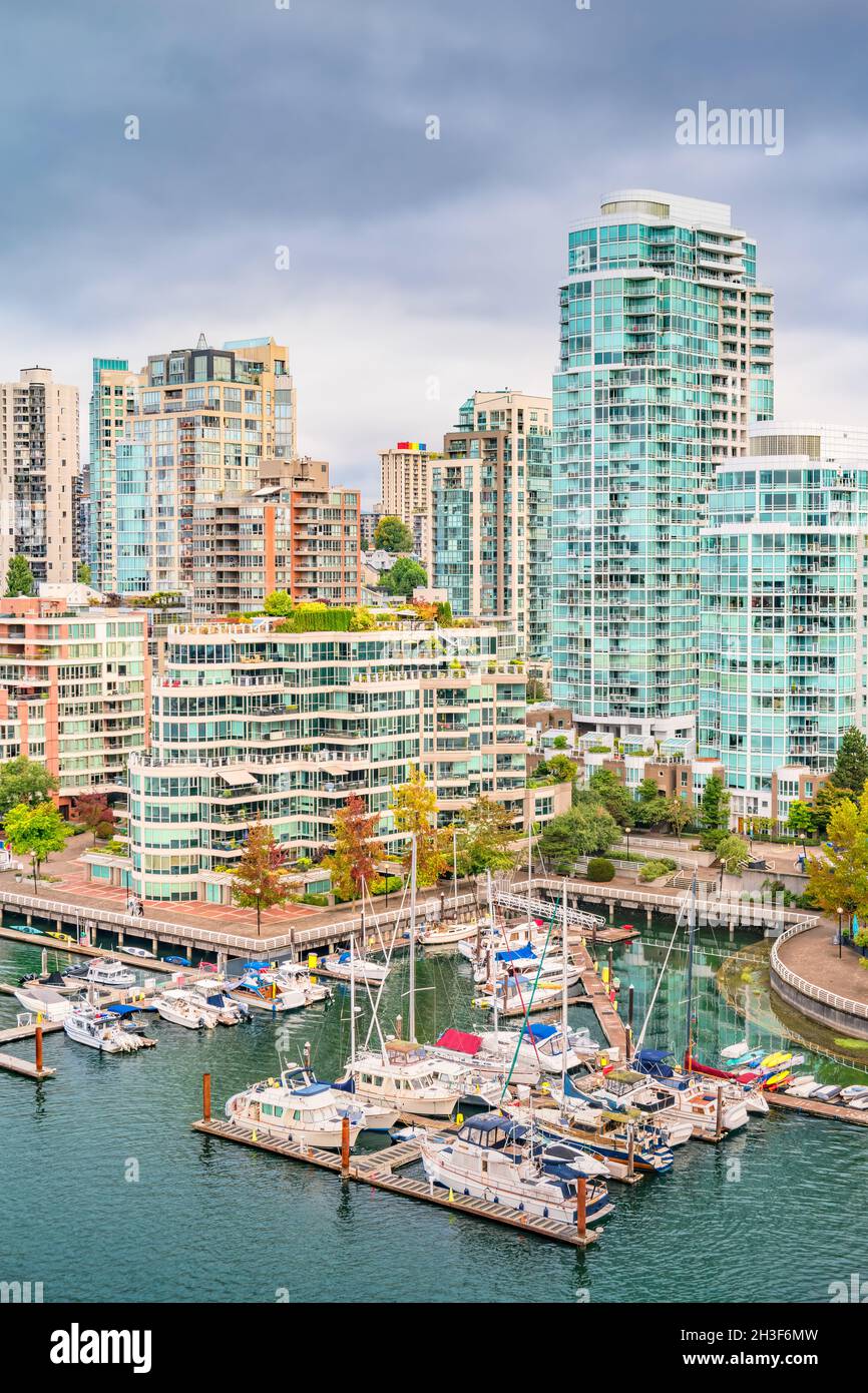 Ferienwohnungen und Yachthafen in der Innenstadt von Vancouver, British Columbia, Kanada. Stockfoto