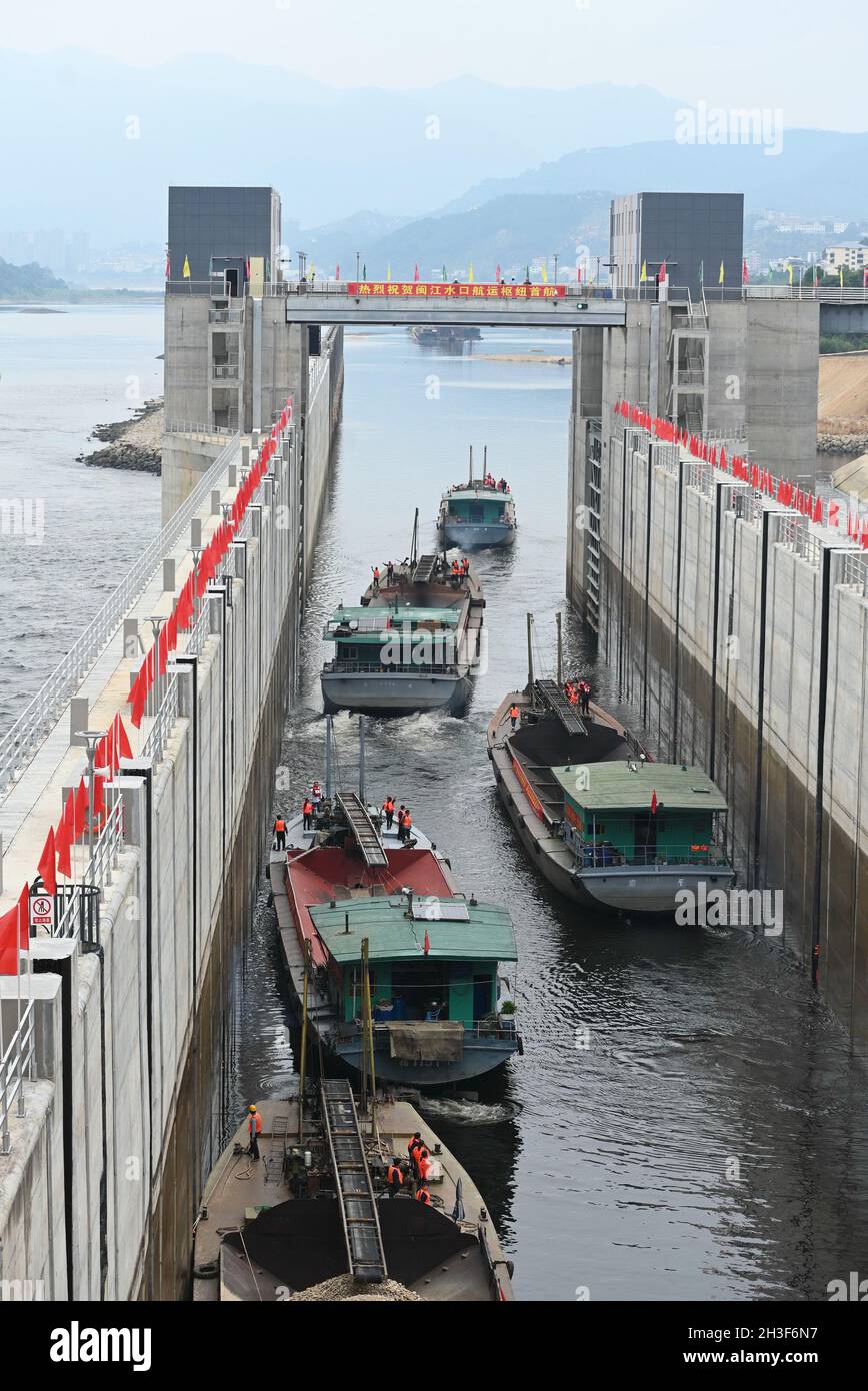 Fuzhou. Oktober 2021. Bootstour durch ein Wassertor am Fluss Minjiang in der südöstlichen Provinz Fujian, 28. Oktober 2021. Quelle: Lin Shanchuan/Xinhua/Alamy Live News Stockfoto