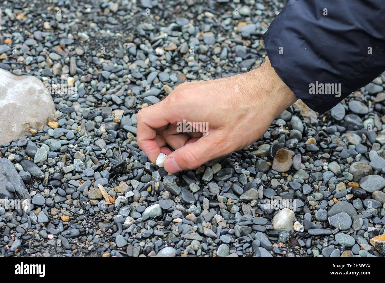 Mann hand kommissionierung Stockfotos und bilder Kaufen Alamy