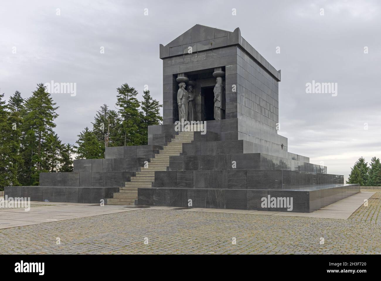 Belgrad, Serbien - 23. Oktober 2021: Das Denkmal des unbekannten Helden auf dem Gipfel des schwarzen Granits des Avala-Berges. Stockfoto