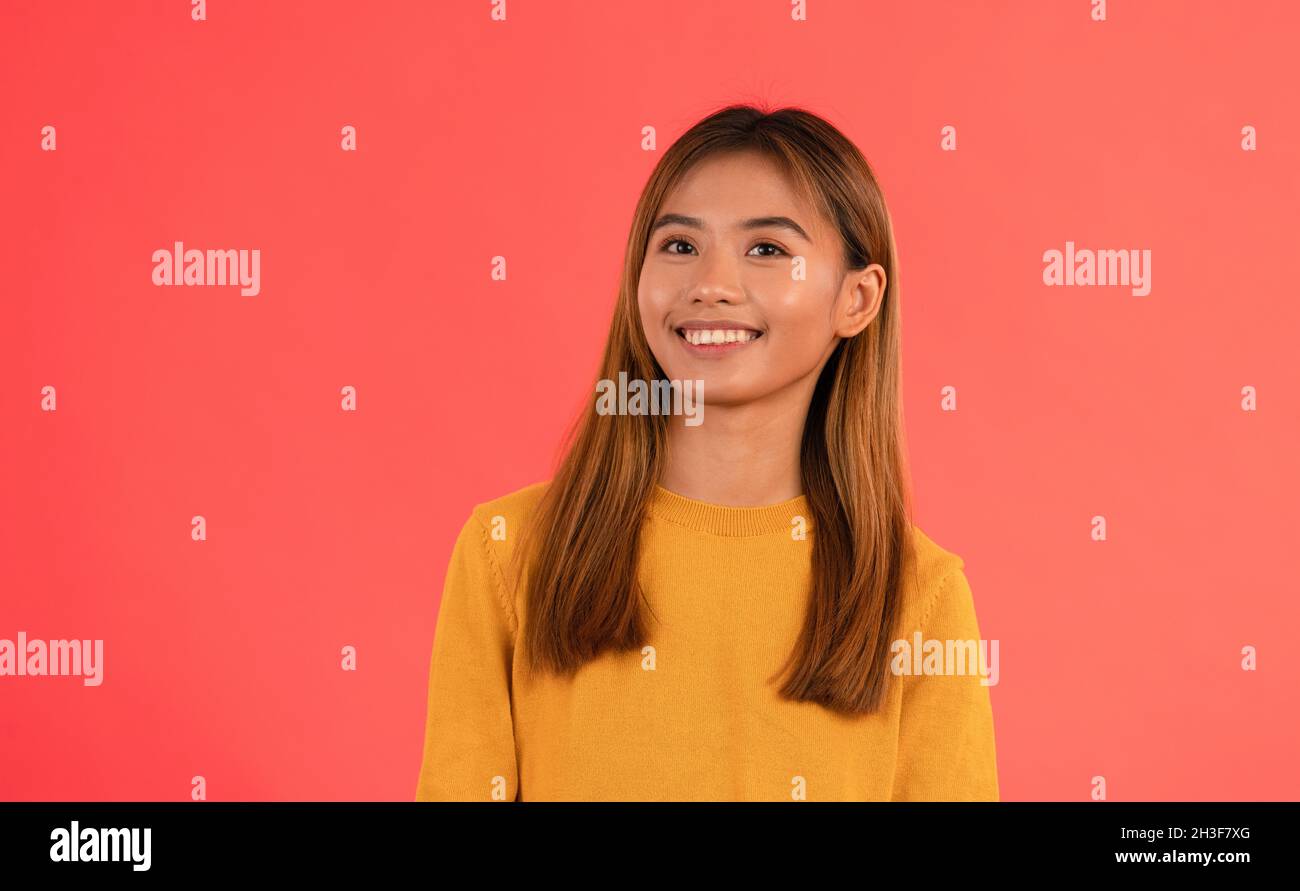 Junge attraktive asiatische Mädchen lächeln im Studio Stockfoto