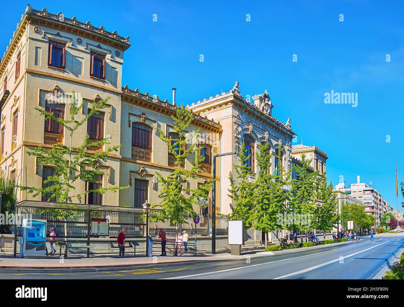 GRANADA, SPANIEN - 27. SEPTEMBER 2019: Panorama des historischen Gebäudes des Padre Suarez Instituts (Schule) von der Gran Via de Colon Straße, am 27. September in Gran Stockfoto