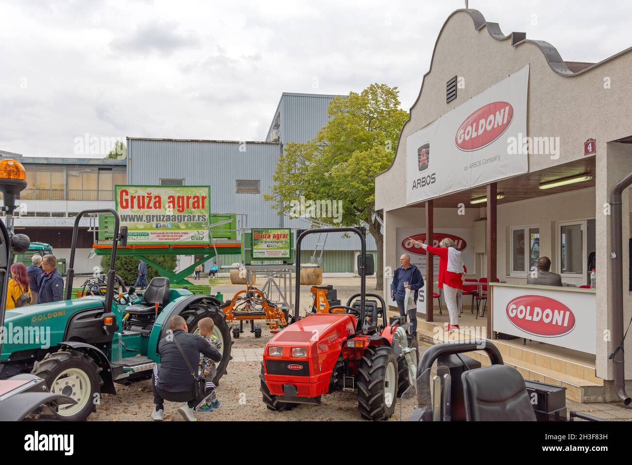 Novi Sad, Serbien - 21. September 2021: Motorisierte Mäher Grubber Traktoren ARBOS Goldoni Italienisches Unternehmen auf der Agriculture Expo Messe Gruza Agrar. Stockfoto
