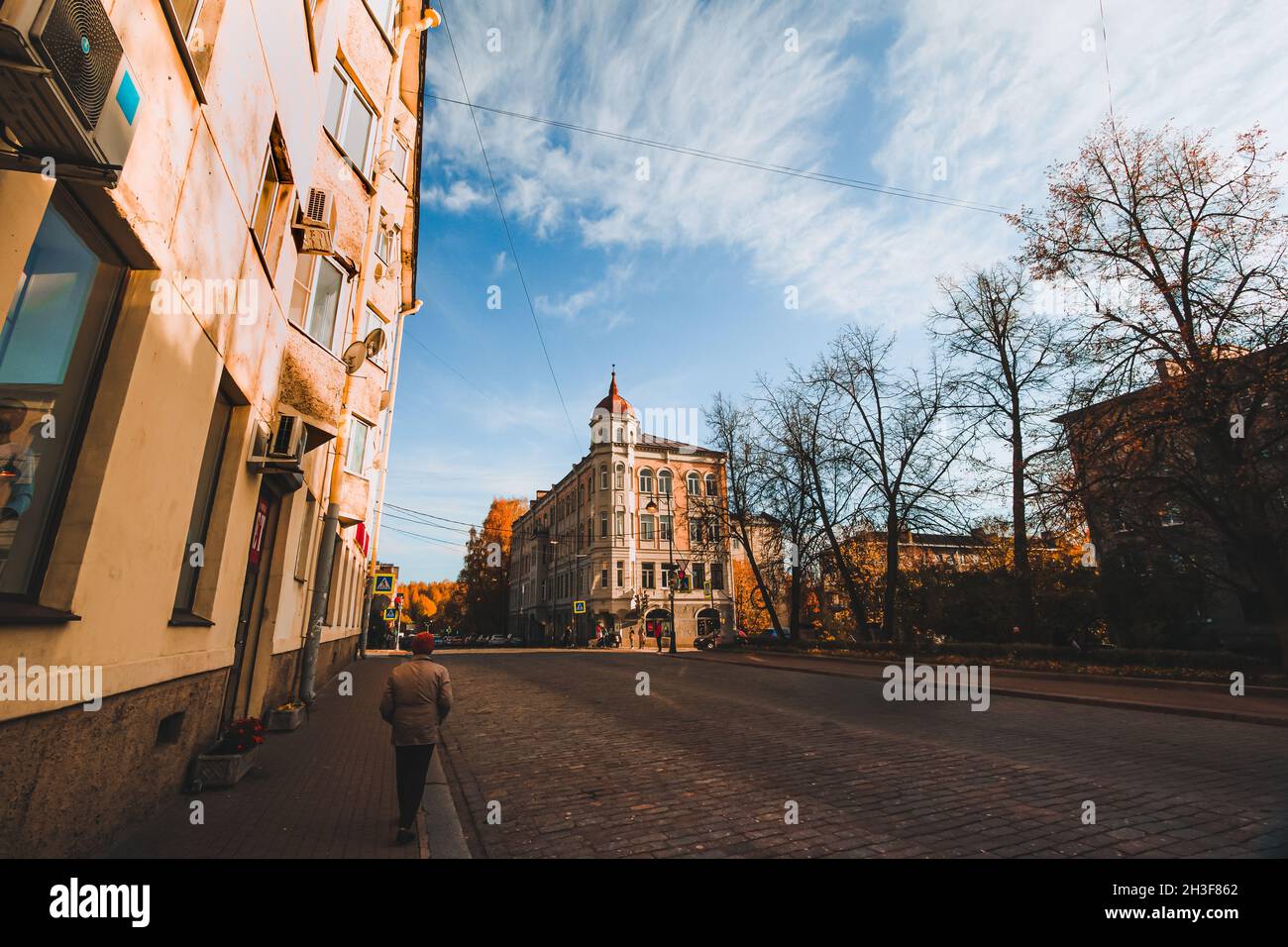 Die Lenin Avenue ist die Hauptstraße von Wyborg. Es fährt vom Marktplatz zur Battery Street. Die Allee wurde 1861 gelegt. Stockfoto