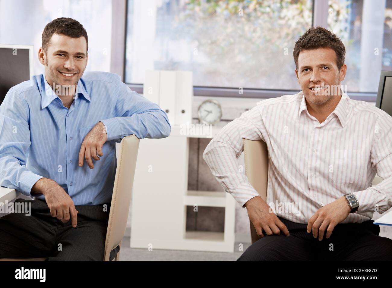 Glückliche Geschäftsleute im Büro Stockfoto