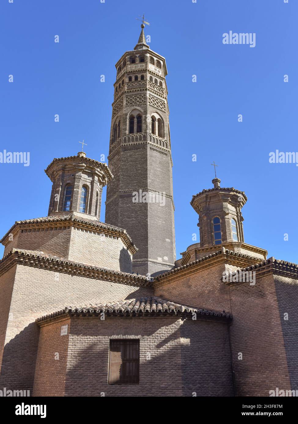 Zaragoza, Spanien - 23. Okt, 2021: St. Pablo Kirche und es ist Mudejar Kirchturm, San Pablo Viertel, Saragossa (Zaragoza), Aragon, Spanien Stockfoto