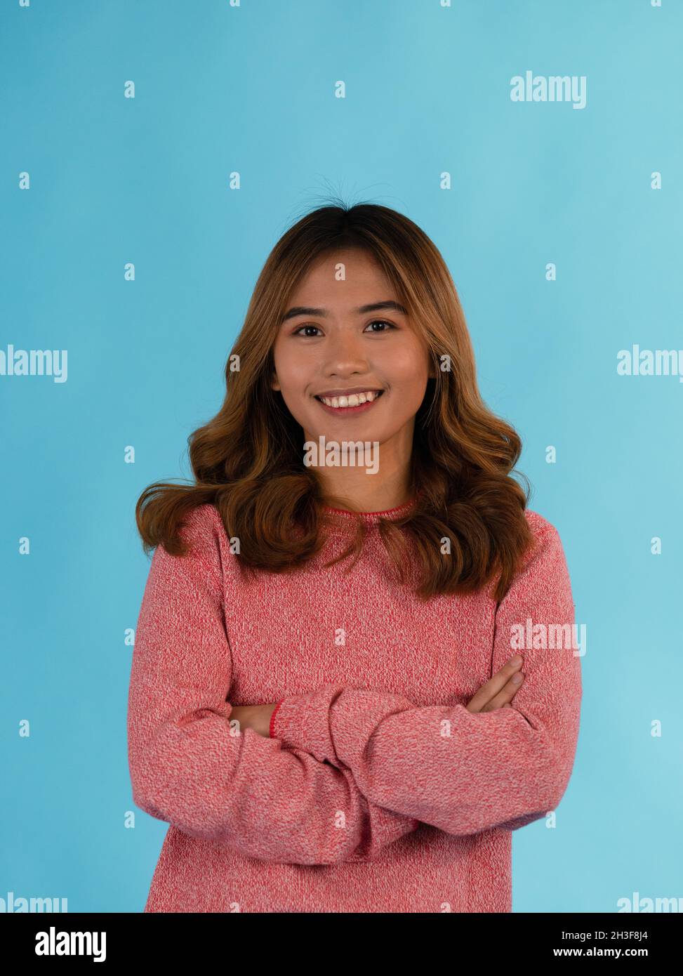 Junge attraktive glücklich asiatische Mädchen im Studio Stockfoto