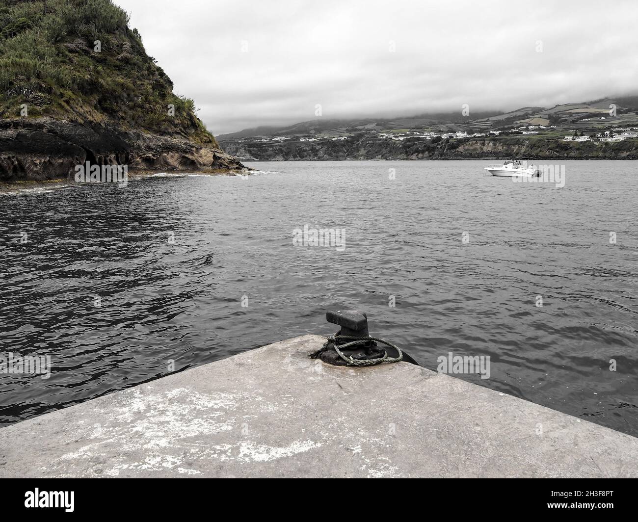 An einem bewölkten Tag legen Sie auf der Insel San Jose ein Boot an Stockfoto