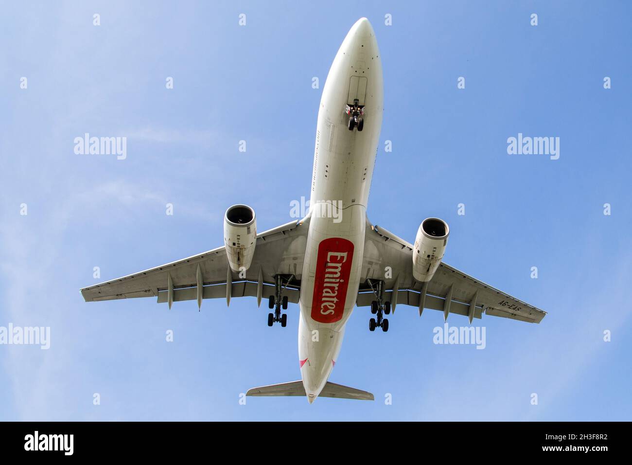 Warschau, Polen - 24. April 2014: Emirates Boeing 777 (A6-EAS) Passagierflugzeug in der Nähe der Landung am Chopin Airport Stockfoto