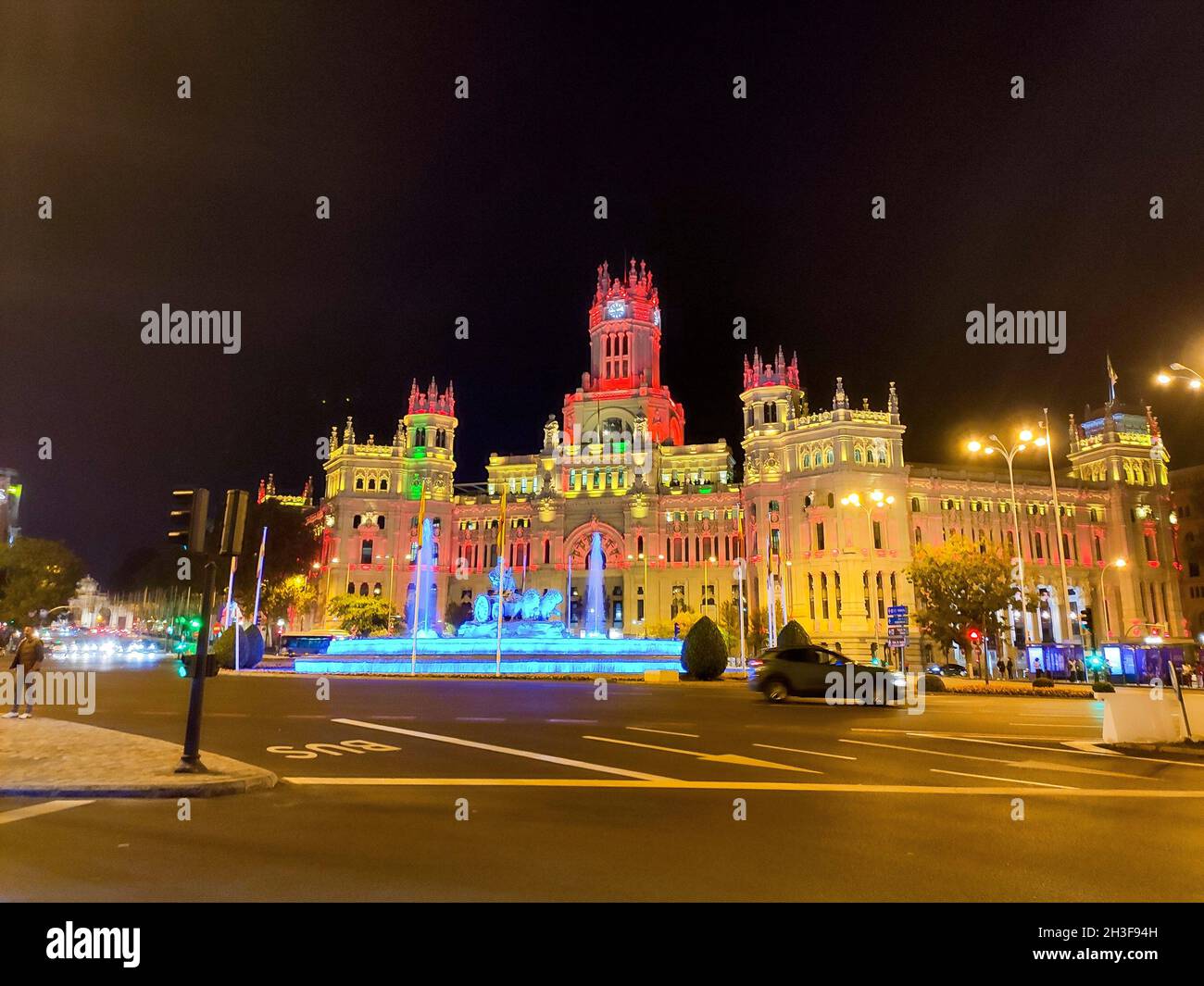 Plaza de la Cibeles und das Rathaus von Madrid, beleuchtet mit der spanischen Flagge an der Fassade, in Spanien. Europa. Horiontal-Fotografie. Stockfoto