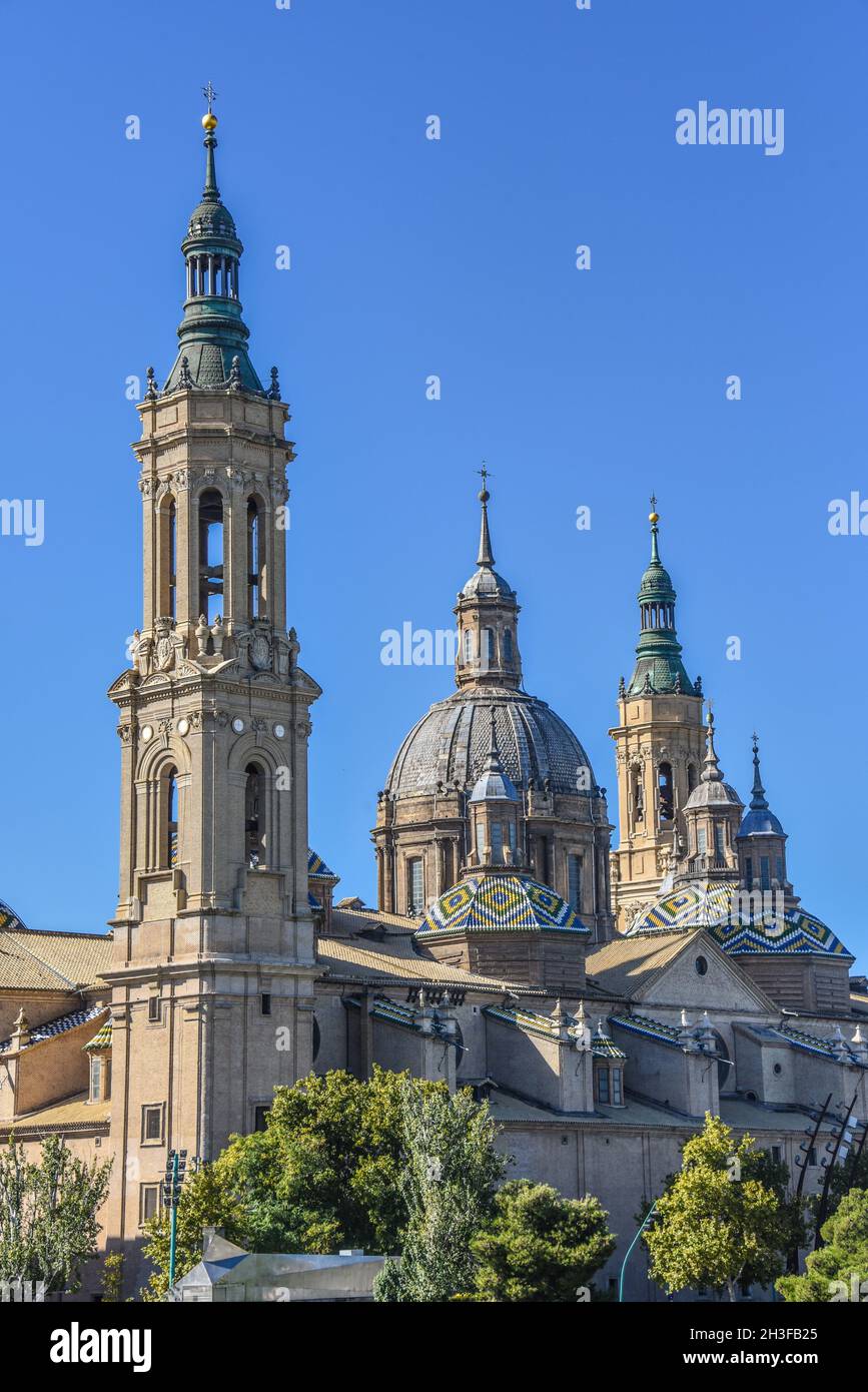 Zaragoza, Spanien - 23 Okt, 2021: Dachdetails der Kathedrale Basilika unserer Lieben Frau von der Säule, Basilica de Nuestra Senora del Pilar, in Zaragoza, A Stockfoto