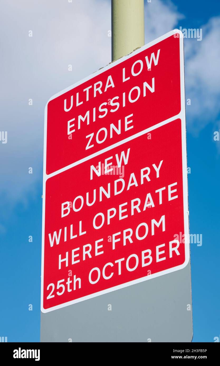 Neues Warnschild für die Ultra Low Emission Zone wurde vom 25. Oktober 2021 bis zum Nord- und Südkreis erweitert. London, Großbritannien. Stockfoto