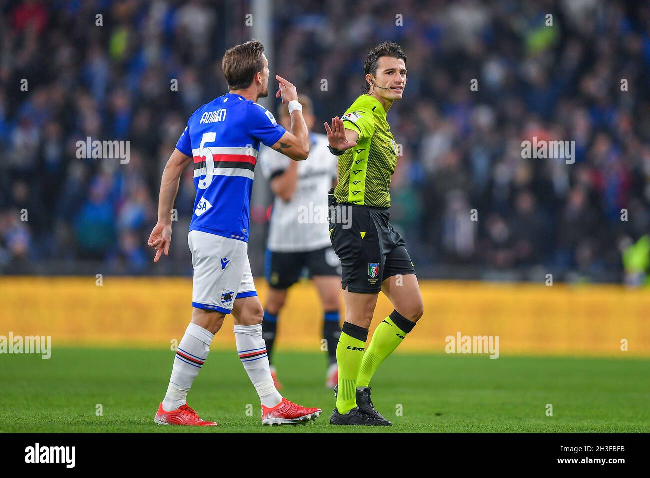 Luigi Ferraris Stadium, Genua, Italien, 27. Oktober 2021, ADRIEN SILVA (Sampdoria), Schiedsrichter des Spiels Alessandro Prontera aus Bologna während der UC Stockfoto