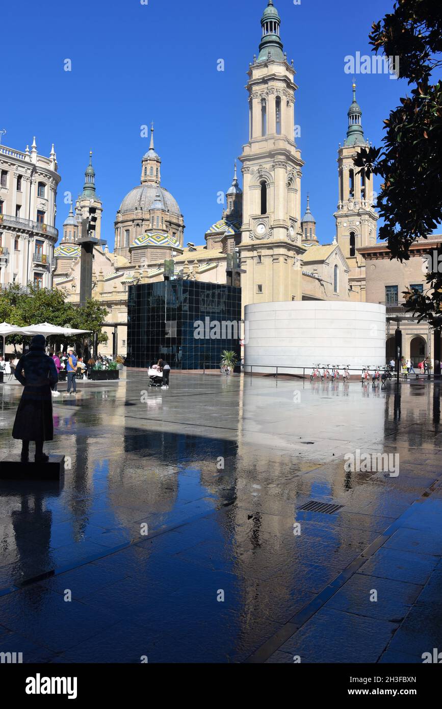 Zaragoza, Spanien - 23. Okt, 2021: Kathedrale Basilika unserer Lieben Frau von der Säule, Basilica de Nuestra Senora del Pilar, in Zaragoza, Aragon, Spanien Stockfoto