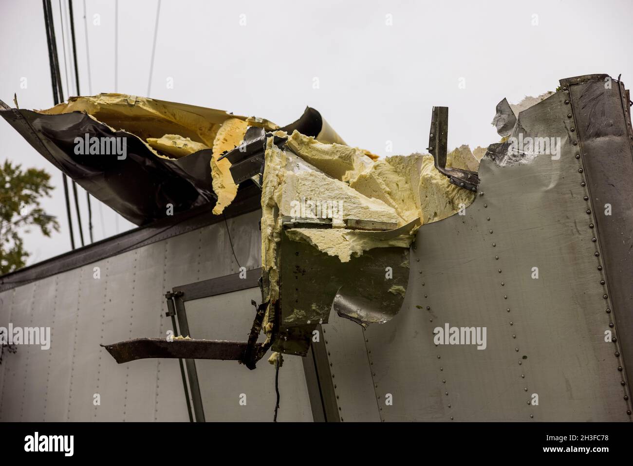 BLOOMINGTON, UNITED STATES - 2021/10/28: Ein Box-Truck wird an der Ecke von N. Adams und Fountain Drive nach einer Kollision mit der Zugbrücke auf N. Adams, am 28. Oktober 2021 in Bloomington, Ind geparkt. Mitglieder der Bloomington Police Department kamen, um den Schaden zu inspizieren. Die Indiana Railroad wurde auch alarmiert, die Brücke nach der Kollision zu inspizieren. Die Fahrzeuge kollidieren mehrmals pro Jahr mit der niedrigen Brücke und zerschlagen die Struktur. (Foto von Jeremy Hogan/The Bloomingtonian) Stockfoto