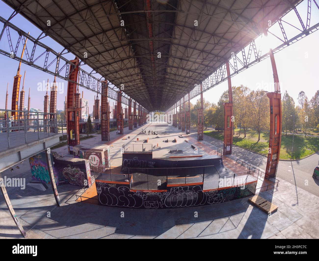 Turin, Italien - 27. Oktober 2021: Fischauge-Ansicht eines ehemaligen Industrielagers, das jetzt in Sportanlagen im Parco Dora, einem öffentlichen Park, umgebaut wurde Stockfoto