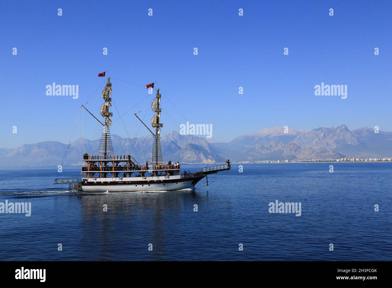 Der Schoner Kurt C fährt mit einer Gruppe Touristen auf diesem Piratennachbau-Boot nordwestlich entlang der Küste von Antalya in der Südtürkei. Stockfoto