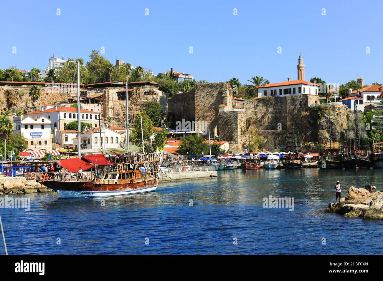 Das Touristenboot Samurei 5 verlässt den malerischen Yachthafen an der Küstenstadt Antalya im Süden der Türkei. Stockfoto