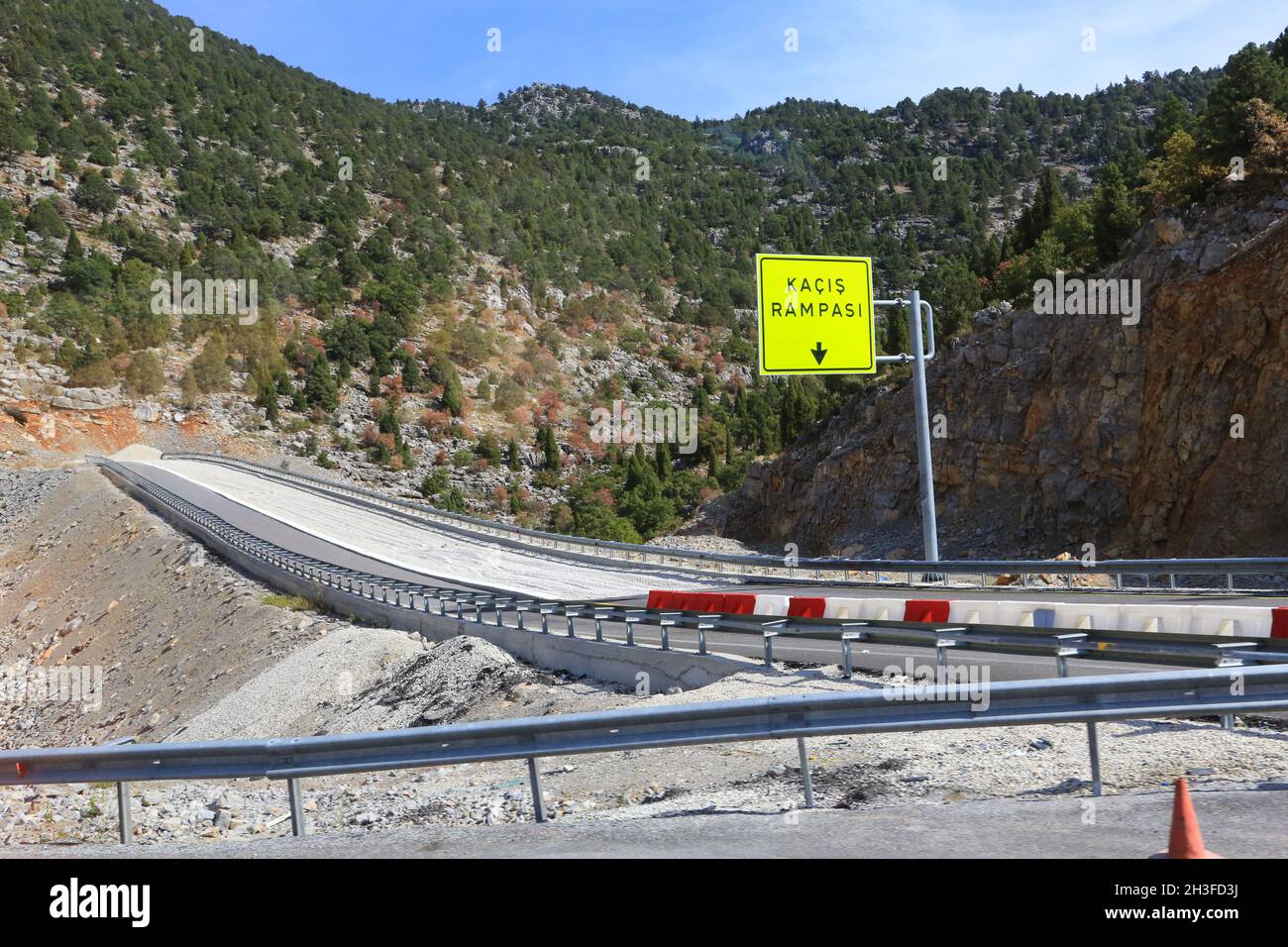 Eine abgelegene Spur (kaçış rampası) auf der Autobahn D695 (Konya Manavgat Yolu) im Süden der Türkei (Provinz Konya). Fahrzeuge kommen im losen Schotter zum Stillstand. Stockfoto