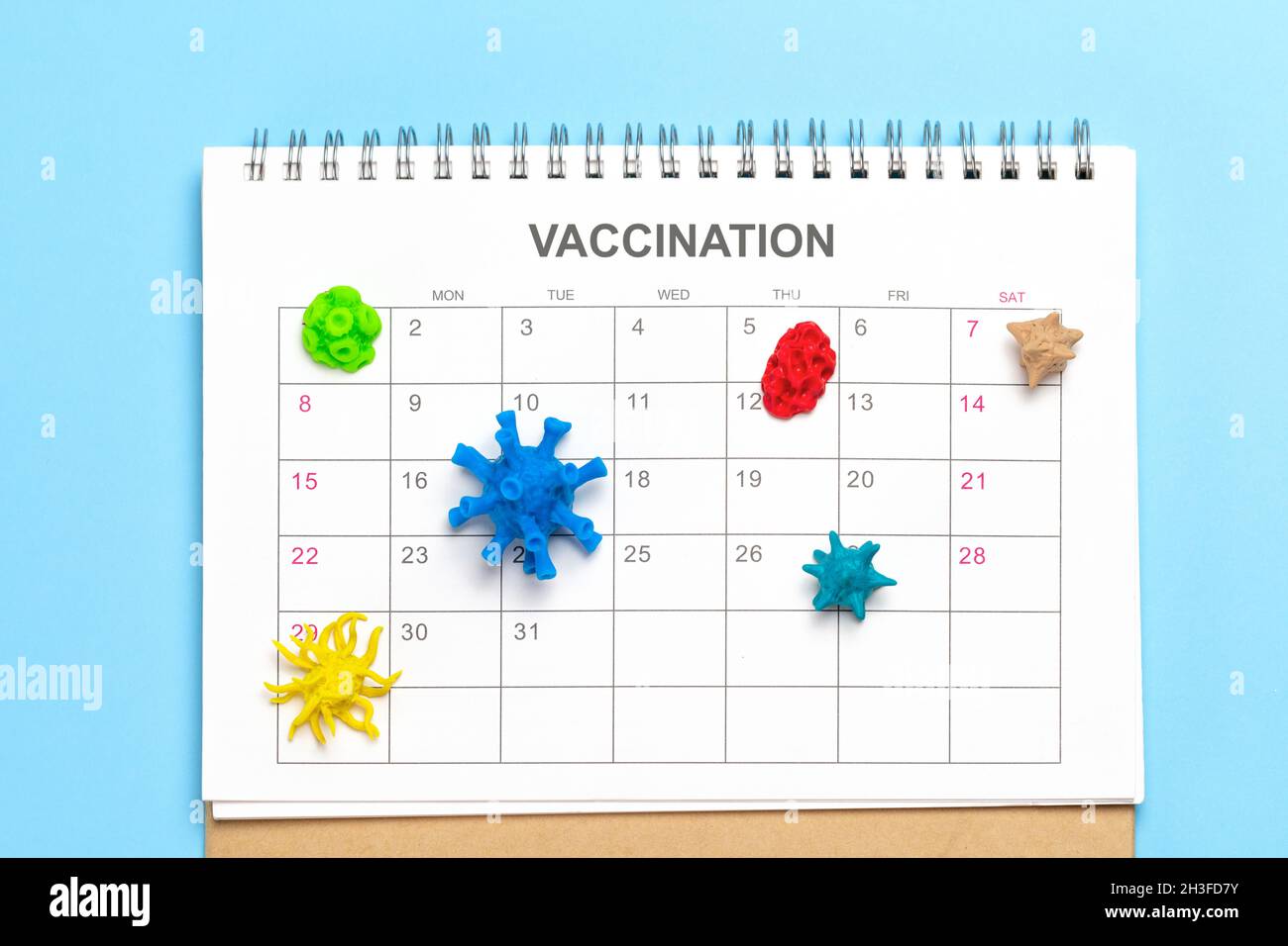 Impfkalender. Kalender mit Viren als Erinnerung an Impfungen. Stockfoto