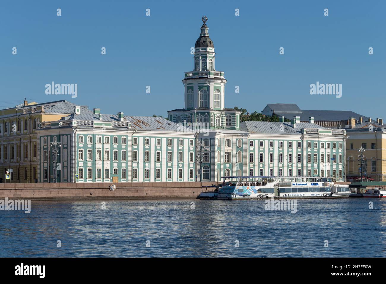 SANKT PETERSBURG, RUSSLAND - 17. JULI 2021: Ansicht des alten Gebäudes der Kunstkamera (Museum für Anthropologie und Ethnographie) Stockfoto