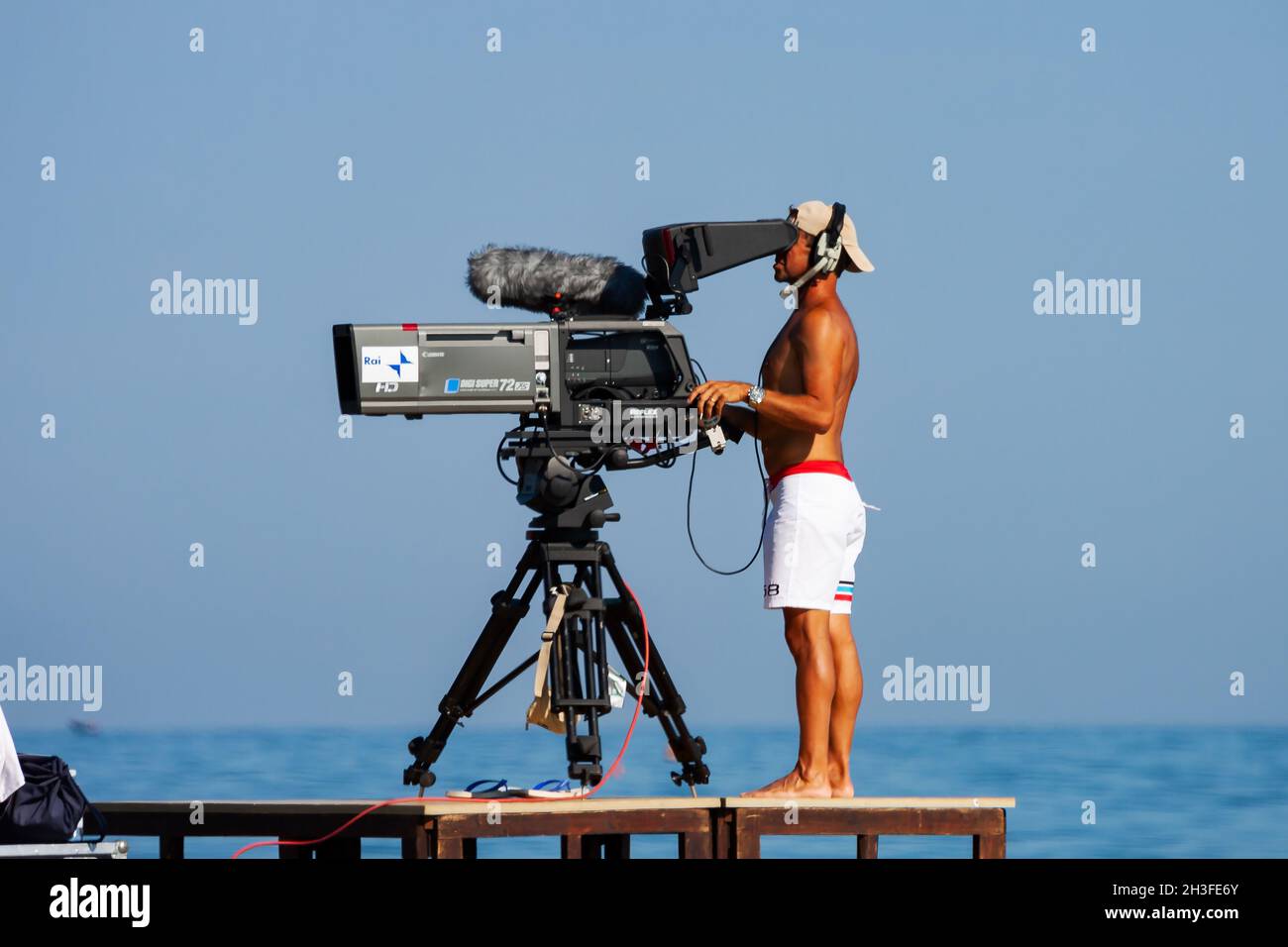 Jesolo, Italien - 1. September 2013: Professioneller Kameramann bei der Veranstaltung. Filmaufnahme. Fernsehbetreiber. Filmemacher und Dreharbeiten. Live-Stream und breit Stockfoto