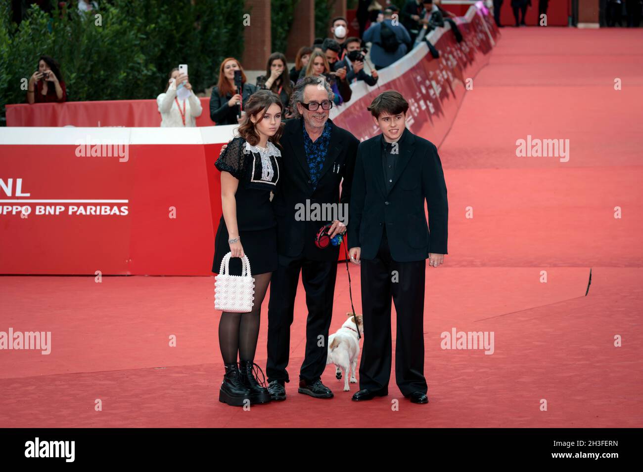 Rom, Italien - 23. Oktober 2021: Der amerikanische Regisseur Tim Burton und seine Söhne Nell Burton, Billy-Ray Burton beim Rome Film Fest 2021. Tim Burton hautnah Red Carpet. Stockfoto