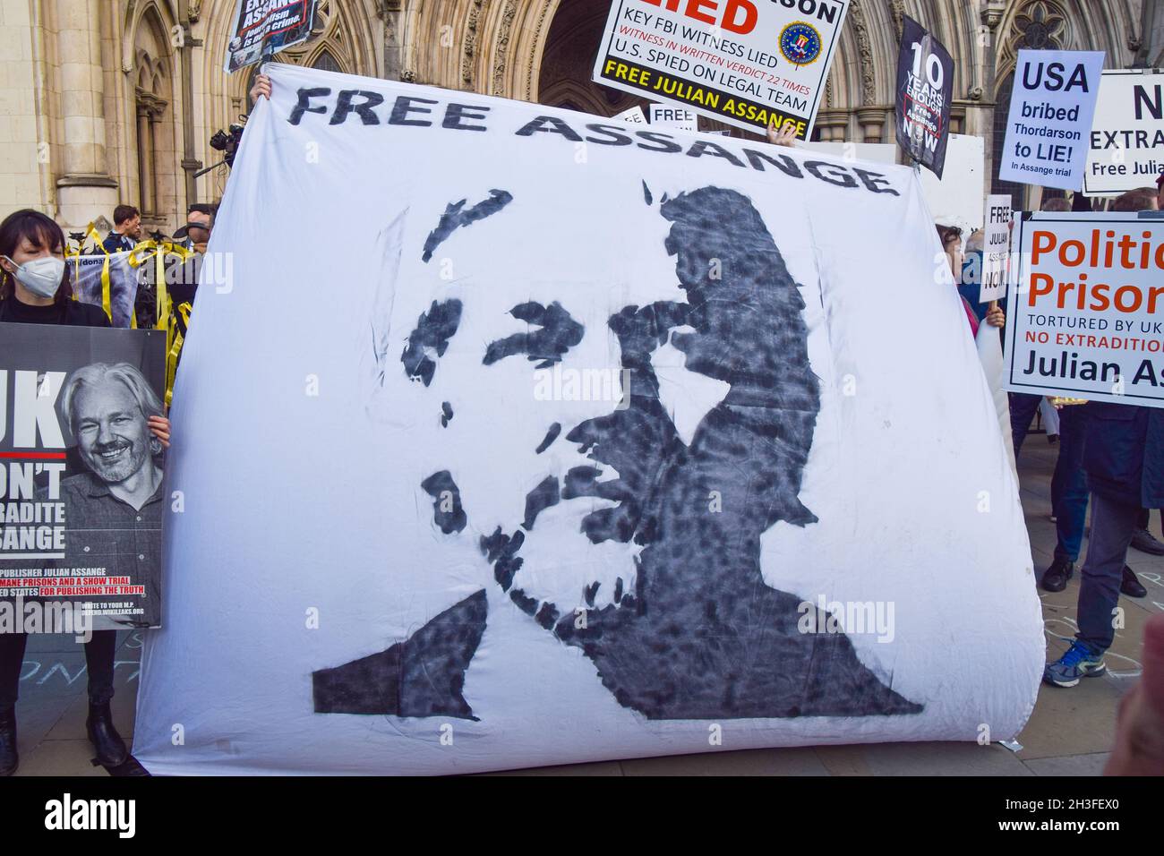 London, Großbritannien. Oktober 2021. Demonstranten vor den königlichen Gerichtshöfen am zweiten Tag der Anhörung von Julian Assange. Die US-Regierung legte Berufung gegen die Entscheidung ein, den WikiLeaks-Gründer nicht auszuliefern. Stockfoto