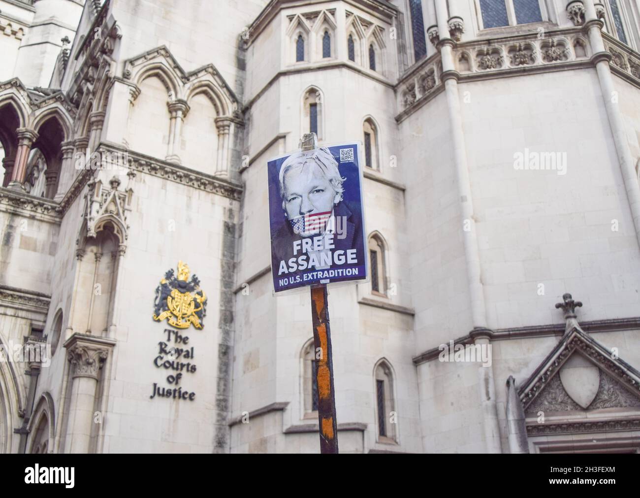 London, Großbritannien. Oktober 2021. Demonstranten vor den königlichen Gerichtshöfen am zweiten Tag der Anhörung von Julian Assange. Die US-Regierung legte Berufung gegen die Entscheidung ein, den WikiLeaks-Gründer nicht auszuliefern. Stockfoto
