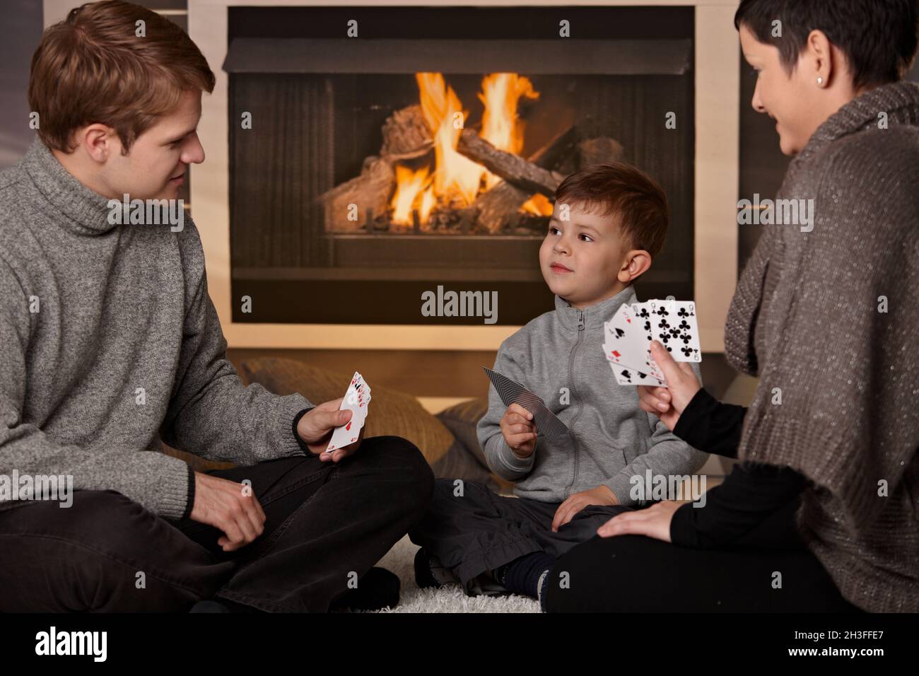 Junge Familie spielen Kartenspiel Stockfoto