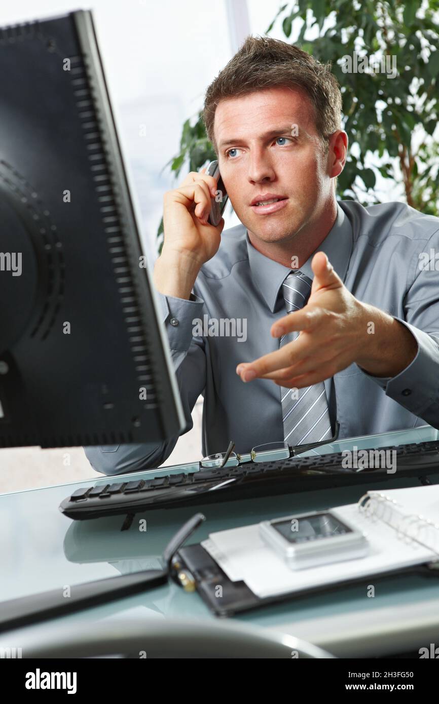 Geschäftsmann am Telefon im Büro Stockfoto