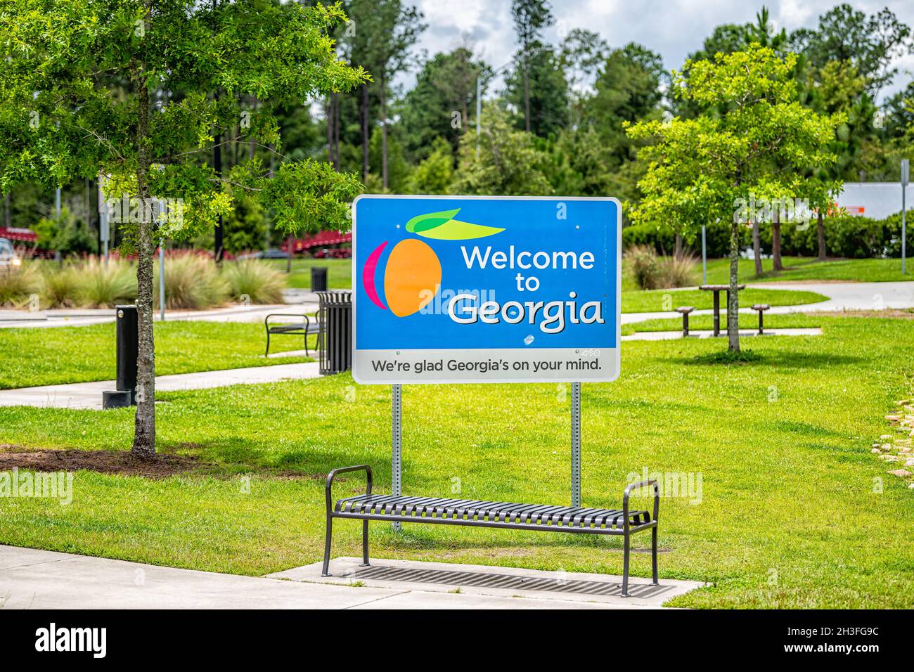 Port Wentworth, USA - 6. Juli 2021: Schild für Willkommen im Zentrum von Georgia vom SC am Besucherzentrum Rastplatz und Symbol für Pfirsich auf der autobahn i95 Stockfoto