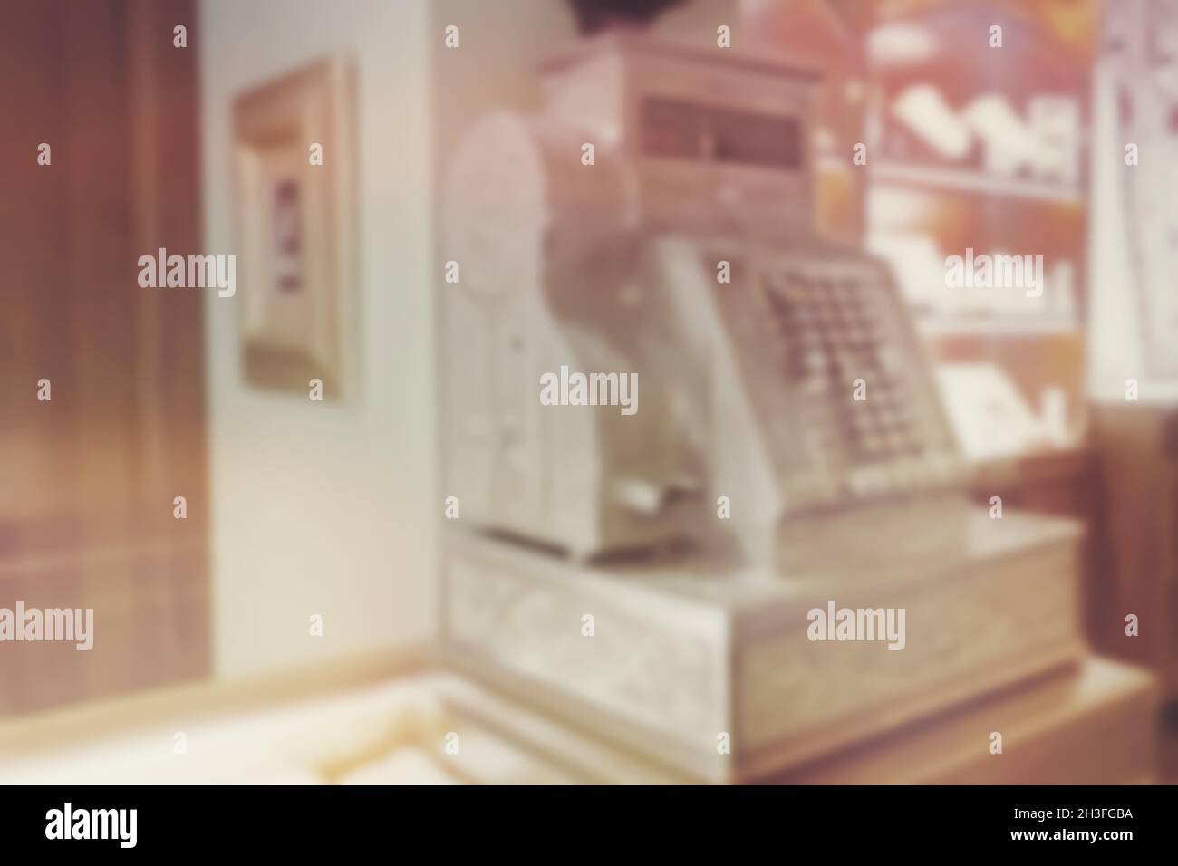 Antike Kasse in einem Geschäft. Altmodische, gravierte Metallkasse. Vintage-Tonung. Ein verschwommenes Bild eines Vintage-Shops kann als Backgr verwendet werden Stockfoto