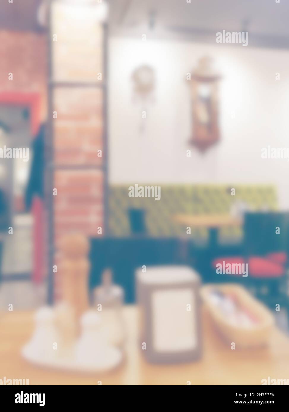 Ein verschwommenes Bild Vintage Café Interieur kann als Hintergrund verwendet werden. . An der Wand hängt eine altmodische Glockenuhr. Stockfoto