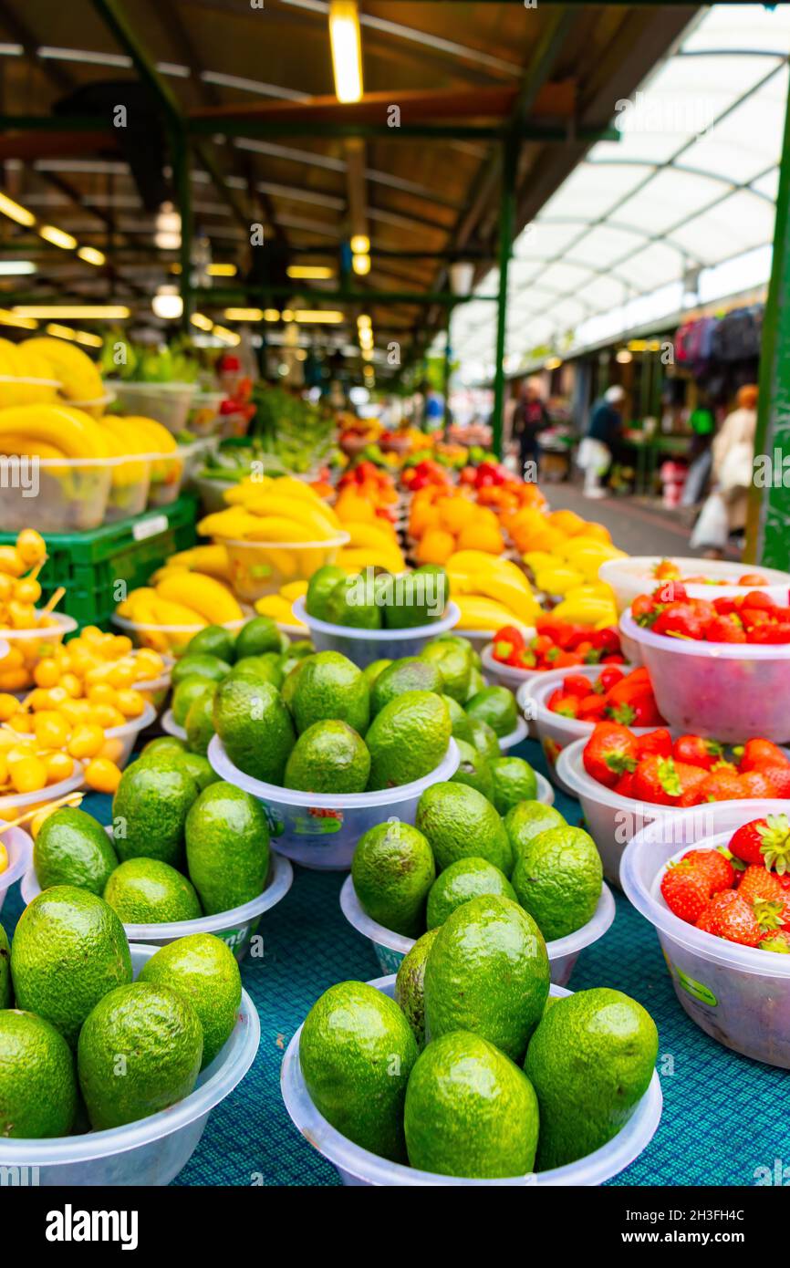 Bunte Haufen Obst und Gemüse auf dem Marktstand in Birmingham Stockfoto