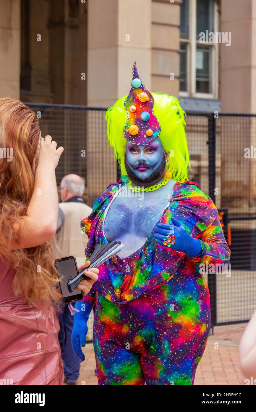 Große Trans-Person trägt kosmischen Lycra-Body mit Stolz Regenbogen-Grafiken bei Birmingham Pride Samstag 25. September 2021 Stockfoto