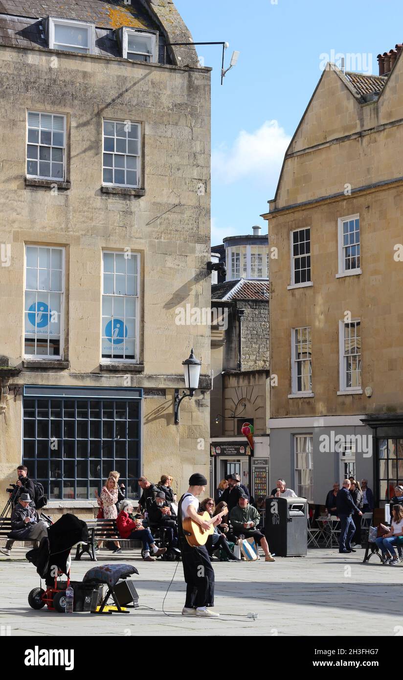 Ein Straßenmusiker, der in Bath auftrat, der einzigen Stadt Großbritanniens, die zum Weltkulturerbe gehört Stockfoto
